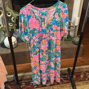 Lilly Pulitzerer T-shirt dress with belt. Size XL Multi Color